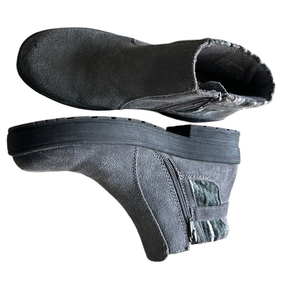 Earth Origins Tate Suede Grey Ankle Boots w/ Knit Cuff, Cushioning, & Block Heel - Picture 4 of 8